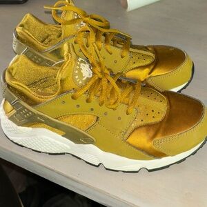 Nike Gold Huaraches size 9